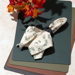 Adine serviett i bomull med broderi 45x45 cm natur/grønn