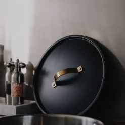 Arvet universallokk 28 cm svart