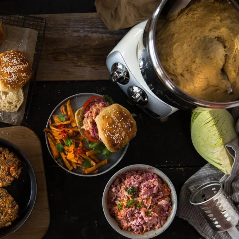 Assistent Original AKM6230CL kjøkkenmaskin lys krem