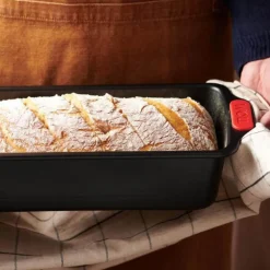 Bake It brødform 28 x 11 cm svart/rød