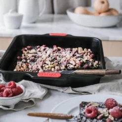 Bake It langpanne 28 x 28 cm svart/rød