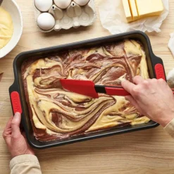 Bake It langpanne 33 x 23 cm svart/rød