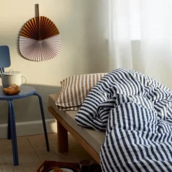 Bæk&Bølge Lines sengetøy 140x200 cm mørk blå/hvit