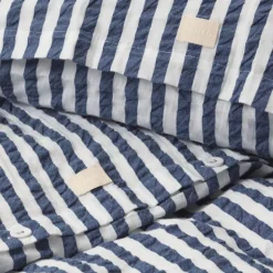 Bæk&Bølge Lines sengetøy 140x200 cm mørk blå/hvit