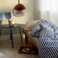 Bæk&Bølge Lines sengetøy 140x220 cm mørk blå/hvit