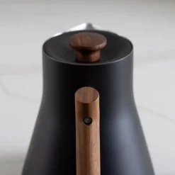 Corvo EKG vannkoker 0,9l matt svart/valnøtt