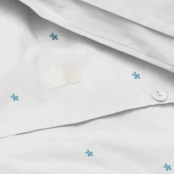 Daisy sengetøy 140x200 cm hvit/lys blå