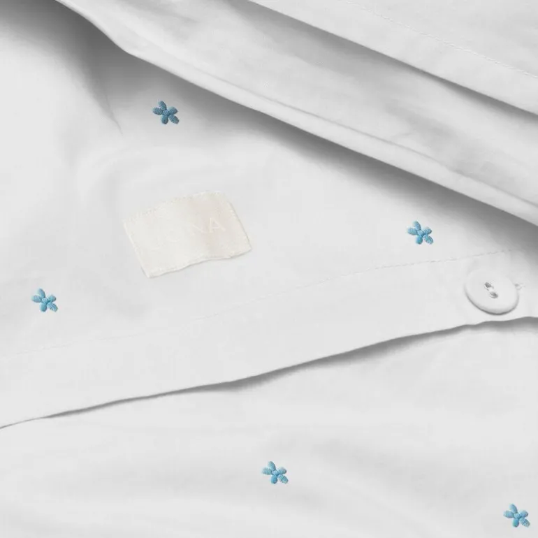 Daisy sengetøy 140x220 cm hvit/lys blå