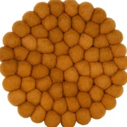 Dakota gryteunderlag i ull 19x19x2,5 cm mørk sennep