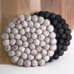 Dakota gryteunderlag i ull 19x19 cm mørkgrå