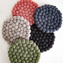 Dakota gryteunderlag i ull 19x19 cm mørkgrå