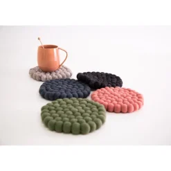 Dakota gryteunderlag i ull 19x19 cm grønn