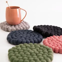 Dakota gryteunderlag i ull 19x19 cm grønn