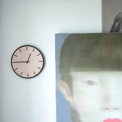 Dark oak powder veggklokke 28 cm rosa linoleum m/svart viser