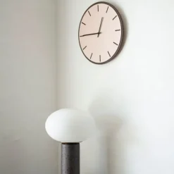 Dark oak powder veggklokke 28 cm rosa linoleum m/svart viser