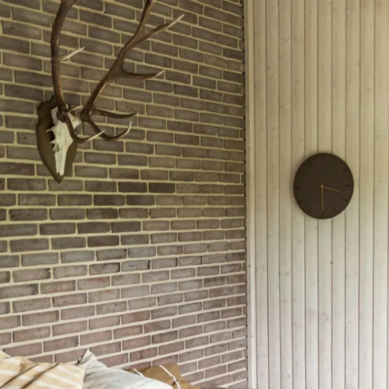 Dark Oak veggklokke 38 cm mørk eik m/kopper viser