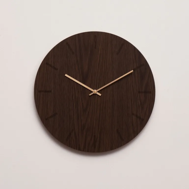 Dark Oak veggklokke 38 cm mørk eik m/kopper viser