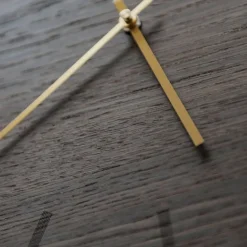 Dark Oak veggklokke 38 cm mørk eik m/kopper viser