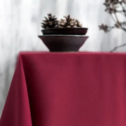 Duk med brodert hullsøm 340x140 cm mørkerød