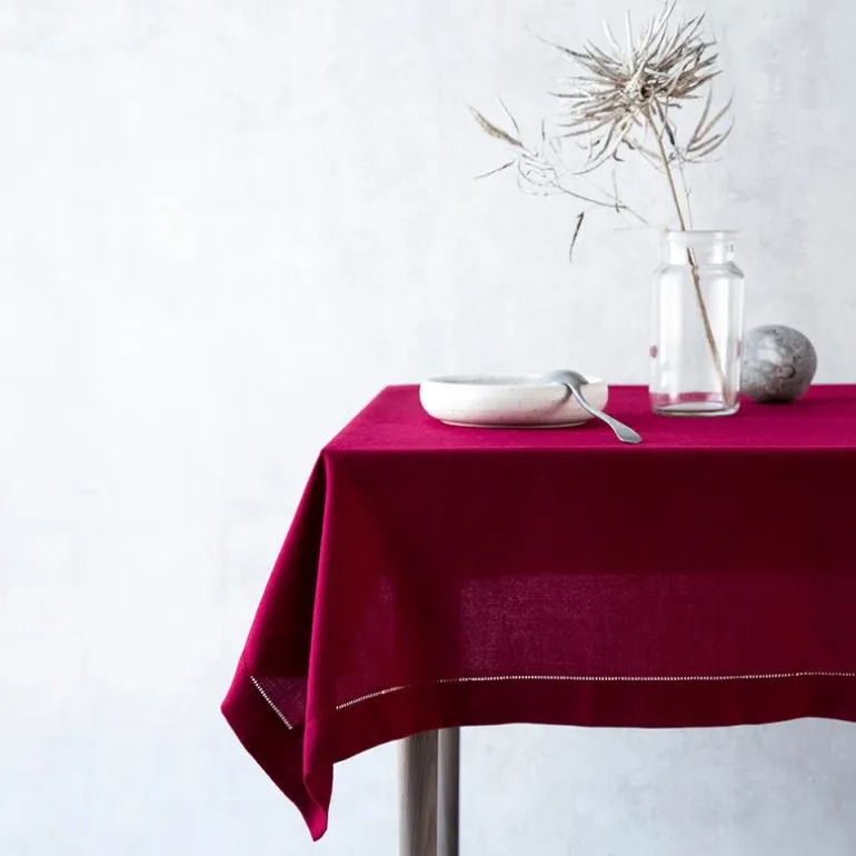 Duk med brodert hullsøm 240x140 cm mørkerød