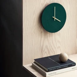 Felt Dark Green veggklokke 28 cm mørk grønn m/gull viser