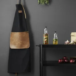 Forkle i lerret og lær