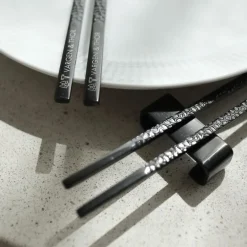 Frost Kito spisepinner 4 par med holder svart