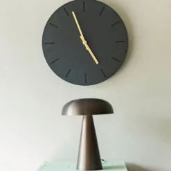 Gunpowder veggklokke 38 cm mørk grå m/gull viser