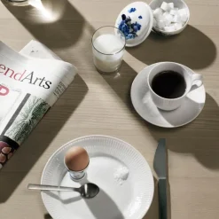 Hvit Riflet kopp med høyt håndtak og fat 24 cl