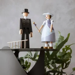 Hyrdinne trefigur 20 cm lys blå