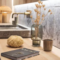 Iris duftlys 7x7,3 cm rapsvoks brun