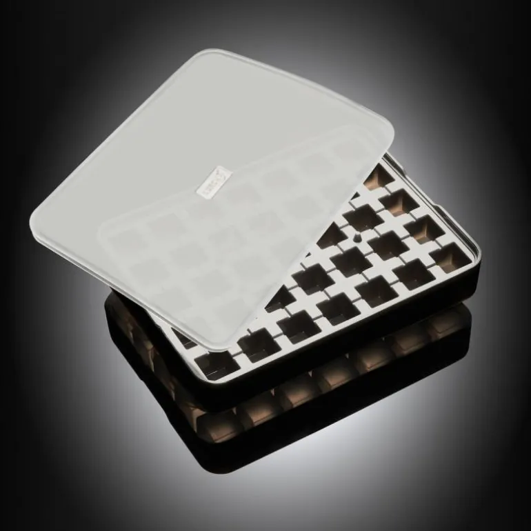 Isbitform terninger m/ lokk 2X2 cm svart