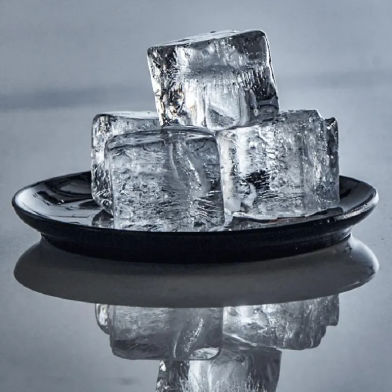 Isbitform terninger m/ lokk 2X2 cm svart