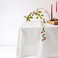 Juleduk med broderte motiver 340x140 cm