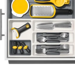 Justerbar skuffeinnsats til bestikk