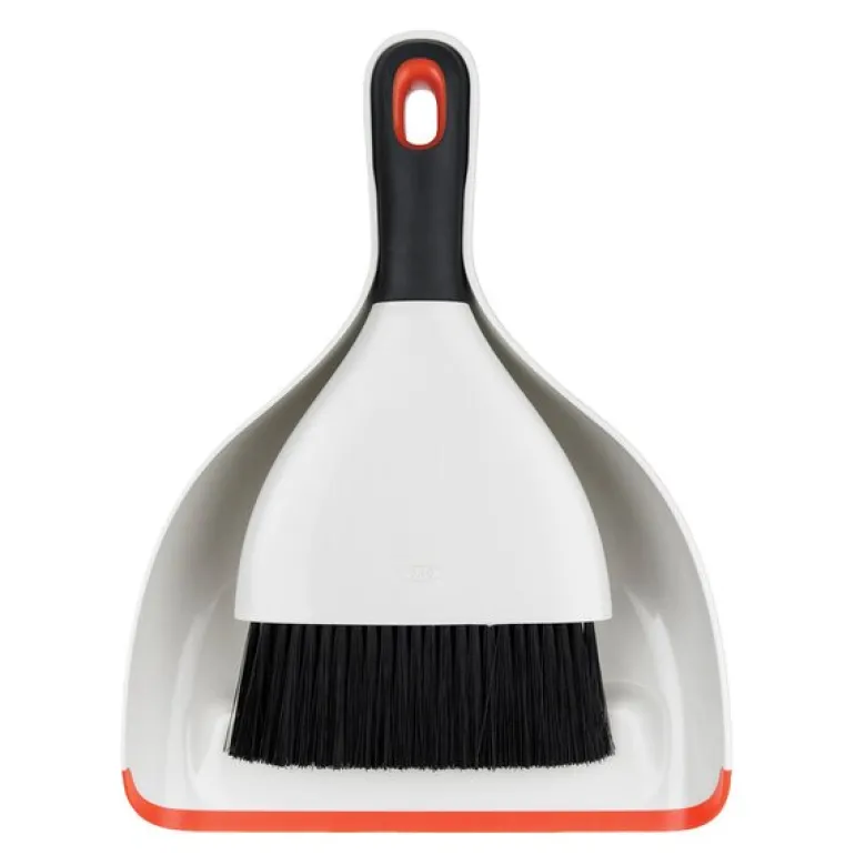 Kost og feiebrett svart/hvit