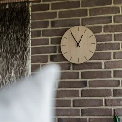 Light Oak veggklokke 28 cm lys eik m/svart viser