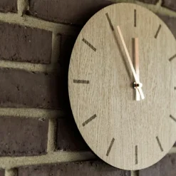 Light Oak veggklokke 28 cm lys eik m/svart viser