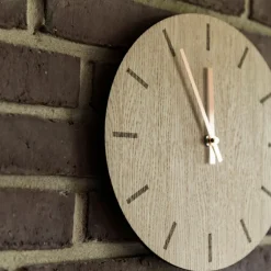 Light Oak veggklokke 28 cm lys eik m/gull viser