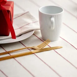 Line duk 140x220 cm offwhite/red