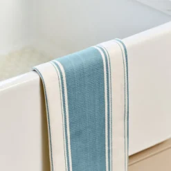 Love Colour stripet kjøkkenhåndkle 70x45 cm lyseblå