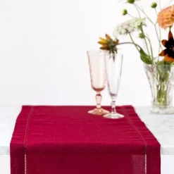 Løper med brodert hullsøm 300x30 cm mørkerød