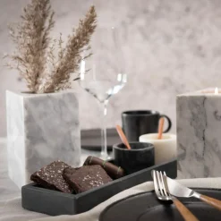 Marmaros fat avlangt svart