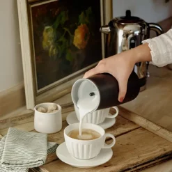 Melkeskummer med sjokoladefunksjon svart