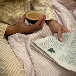 Monochrome Lines sengetøy 140x220 cm rosa/hvit