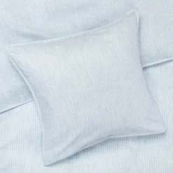 Monochrome Lines sengetøy 140x220 cm lys blå/hvit