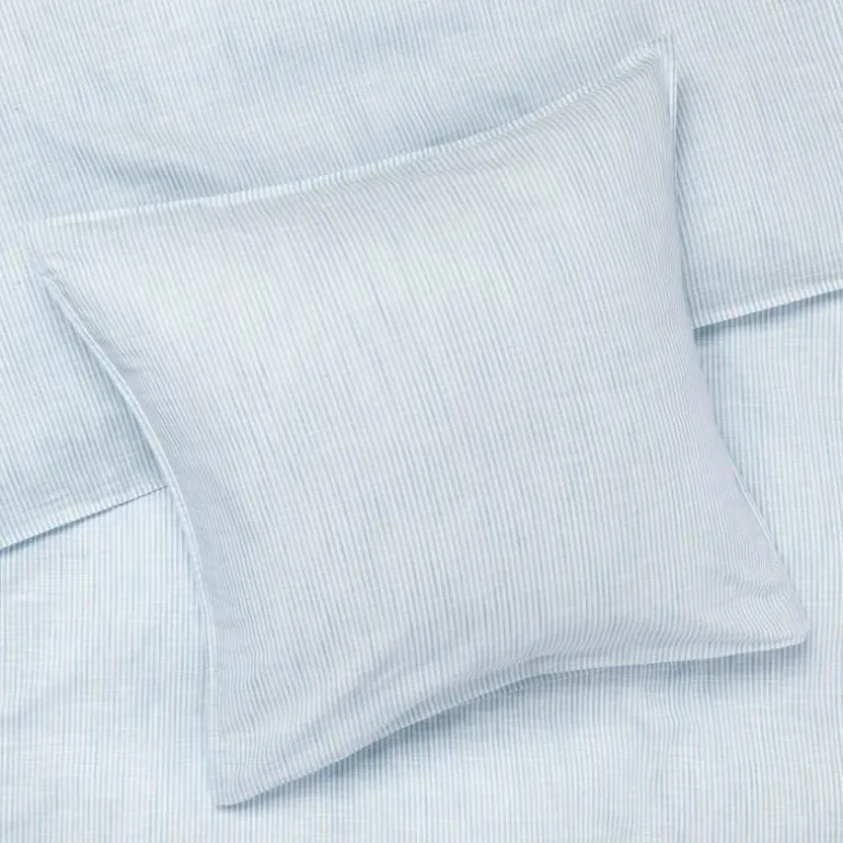 Monochrome Lines sengetøy 140x220 cm lys blå/hvit