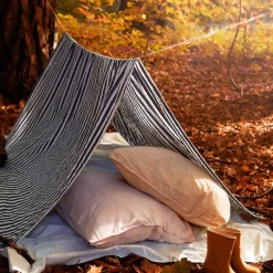 Monochrome Lines sengetøy 140x220 cm lys blå/hvit