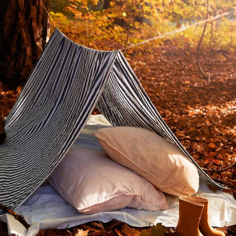 Monochrome Lines sengetøy 140x220 cm lys blå/hvit