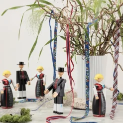 Norsk bunadskvinne svart/rød/hvit